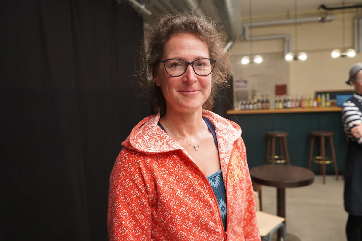 Porträt einer schmunzelnden Frau: Juliane Neuhaus.